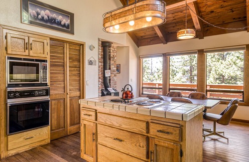 Skyland House | Woodland dog-friendly home minutes to the beach with wood fireplace, sleeps 10