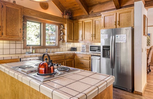 Skyland House | Woodland dog-friendly home minutes to the beach with wood fireplace, sleeps 10