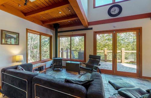 Lake Roesiger House | Woodland Hideaway in the Hills