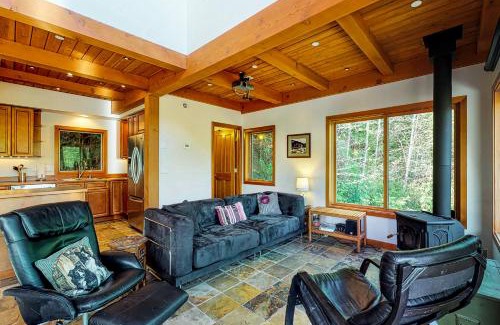 Lake Roesiger House | Woodland Hideaway in the Hills