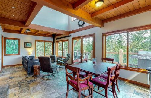 Lake Roesiger House | Woodland Hideaway in the Hills