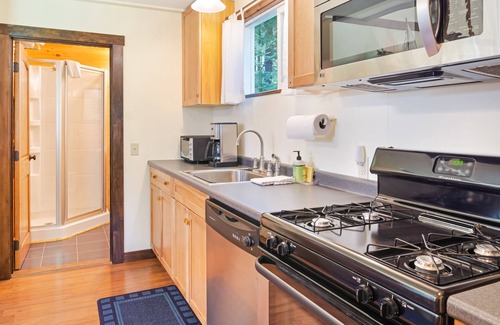 Mount Desert Cottage | Woodland Home near Long Pond w/Spacious Living Area, Full Kitchen & Deck