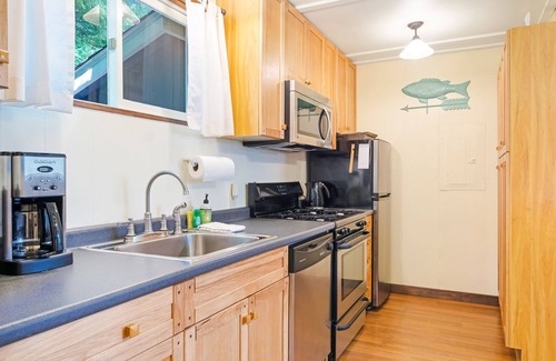 Mount Desert Cottage | Woodland Home near Long Pond w/Spacious Living Area, Full Kitchen & Deck