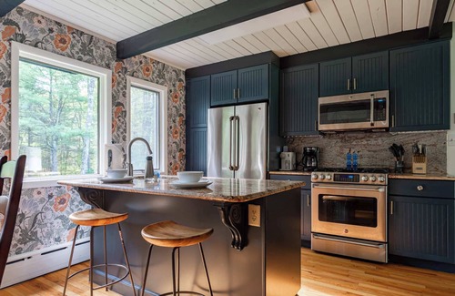 Barryville House | Woodland Manor: Hot Tub | Cozy | Family Friendly