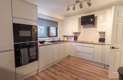 Troutbeck Bridge Cottage | WOODLAND RETREAT, pet friendly, with hot tub in Windermere