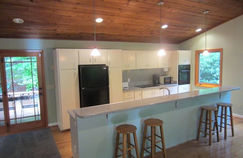 Asheville House | Woodland Retreat with HOT TUB & DECKS, 2 miles from downtown!