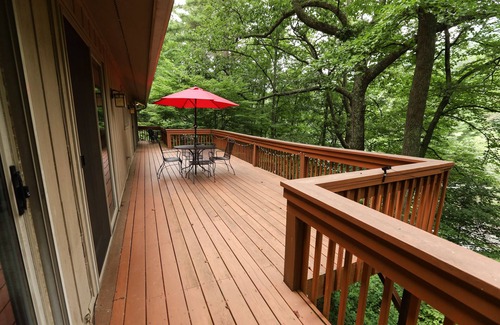 Asheville House | Woodland Retreat with HOT TUB & DECKS, 2 miles from downtown!