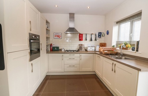 Old Colwyn Cottage | WOODLAND VIEW, pet friendly, with a garden in Old Colwyn