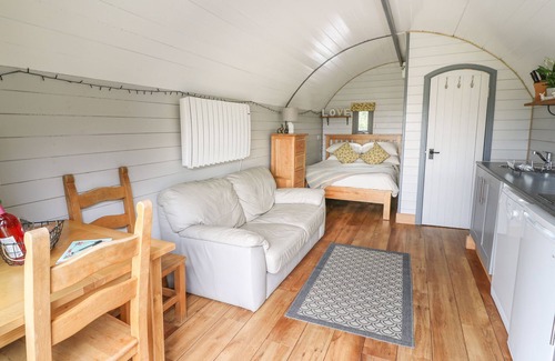 Rhayader Cottage | WOODLAND VIEW, pet friendly, with hot tub in Rhayader