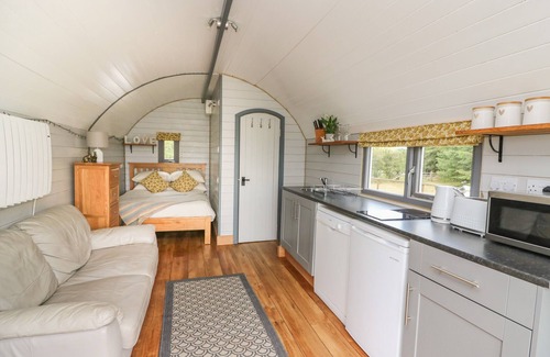 Rhayader Cottage | WOODLAND VIEW, pet friendly, with hot tub in Rhayader