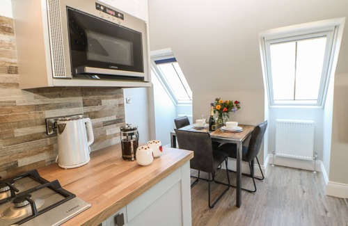 Richmond Cottage | WOODLAND VIEW, romantic, with hot tub in Richmond