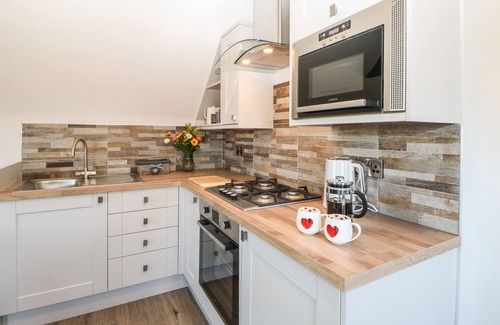 Richmond Cottage | WOODLAND VIEW, romantic, with hot tub in Richmond