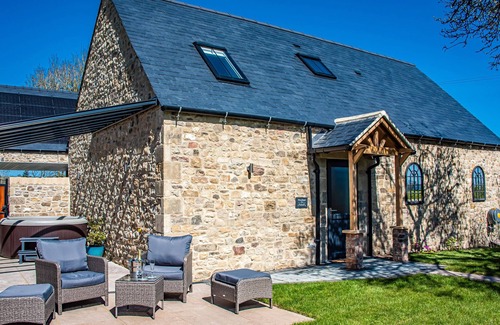 Richmond Cottage | WOODLAND VIEW, romantic, with hot tub in Richmond