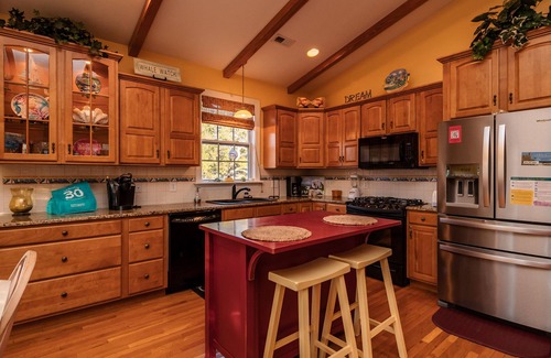 Long Beach House | Woodlands Wonder: Cute Oak Island Cottage with Private Pool Welcomes Nightly Res