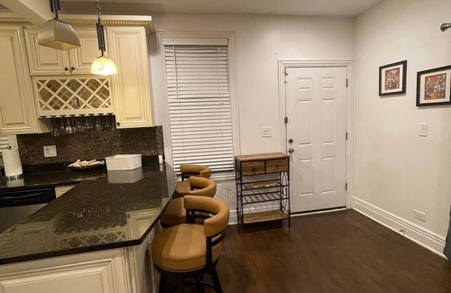 Woodlawn House | Woodlawn Oasis.10 Minutes to Dining & Downtown