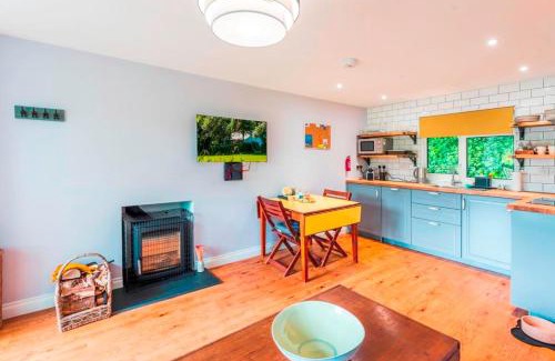 Bude Villa | Woodpecker at South Forda Park