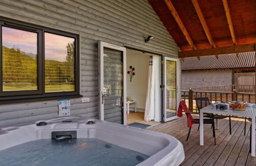 Somerton Ski Chalet | Woodpecker Lodge, Redlake Farm nr Glastonbury