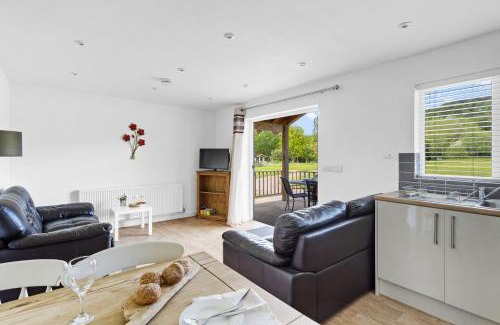 Somerton Ski Chalet | Woodpecker Lodge, Redlake Farm nr Glastonbury