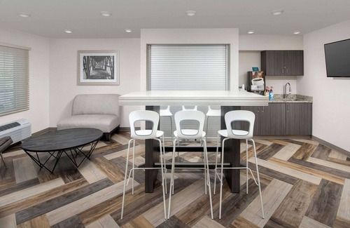 South Tulsa Hotel | WoodSpring Suites Broken Arrow