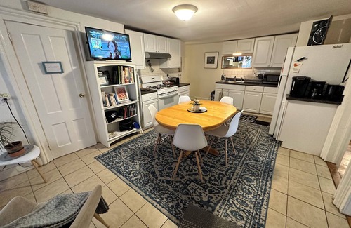 Mill River Apartment | Wooster Square Private 3 Bedrooms Apizza Yale SOM Downtown