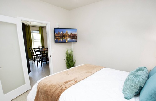 Kingfield Apartment | Work Here🌀Fast WiFi🌀In-Unit Washer/Dryer🌀Keurig+Coffee