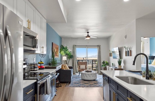 Desert View Village Condo | Work-Ready & Weekend-Ready Pool Washer/Dryer