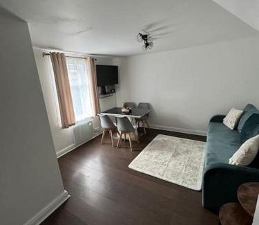 Cleethorpes Villa | Work & Relax- Convenient 2-Bed House