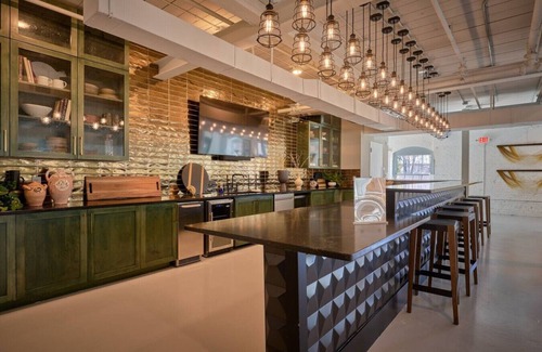 Clayton Apartment | Worker`s Paradise Steps from DT Clayton