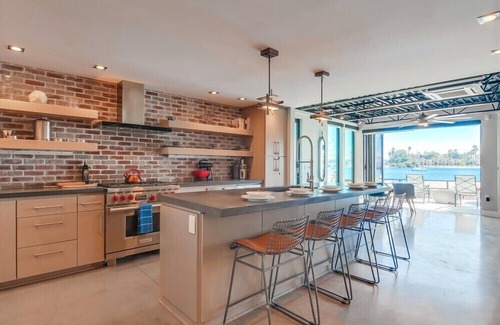 Mission Beach House | WOW 130' of Water Front * 4 Houses * 10 Parking * AC