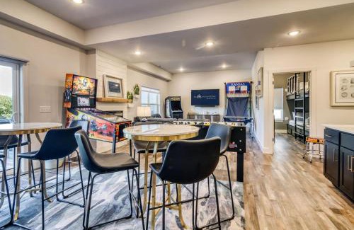 Hollister House | Wow-High End Decor-Golf Cart-Games-Free Attraction Tickets-Upgraded Amenities-Hot Tub