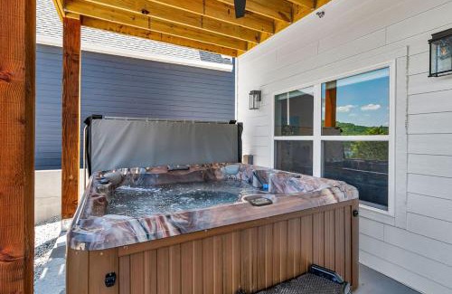 Hollister House | Wow-High End Decor-Golf Cart-Games-Free Attraction Tickets-Upgraded Amenities-Hot Tub