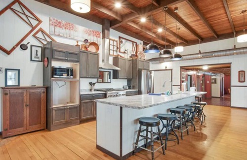 Eagle River Cabin | WOW Huge Catfish Lake Home 13br 5ba, Sleeps 26, Eag River Chain/weddings/events