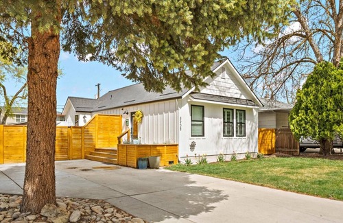 Depot Bench House | WOW! QUALITY ECLECTIC LUX HOME w/ Hot Tub, Gourmet Kitchen, + DOG Friendly! 5 min to BSU!