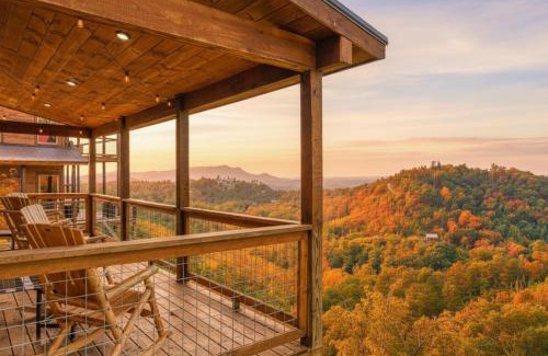 Gatlinburg - Pigeon Forge House | WOW, that View! NEW Luxury Cabin - Hot Tub - Pool Access - Game Room