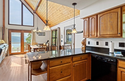 Bryson City Cabin | "WOW!" views & location! Pet & family friendly!