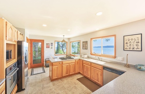 Long Beach House | WOW Views, Oversized Deck, Luxurious (KBay)