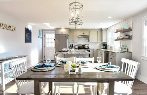 South Chatham House | Wrap-Around Porch Mins. to Beach!