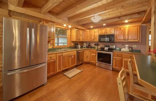 Gatlinburg - Pigeon Forge Cabin | Wrap Around the Son- Pool Table, Ping Pong Table, & Fire-pit