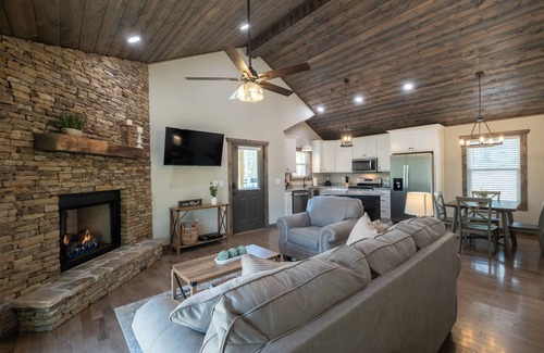 Murphy Cabin | Wraparound Balcony 🌟Private Hot Tub 🌟 Fire Pit 🌟 Spring Fever Getaway!