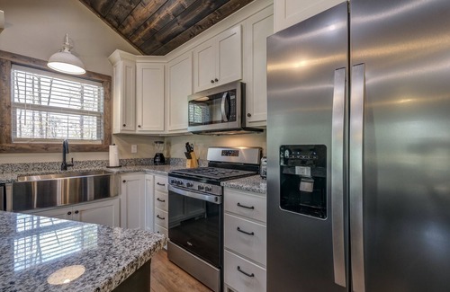 Murphy Cabin | Wraparound Balcony 🌟Private Hot Tub 🌟 Fire Pit 🌟 Spring Fever Getaway!