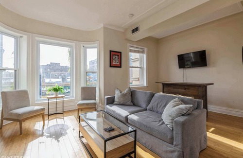 Lakeview Apartment | Wrigleyville Getaway