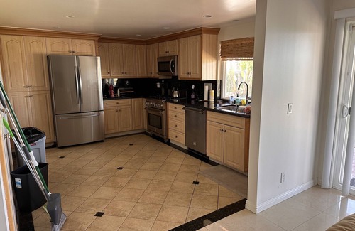 Burbank House | Write, dream, create, and finish your projects. Soul-nurturing view of Burbank!