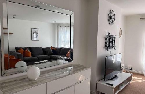 Wednesbury House | WS10 Contractor House 3 Bed 3 Bath with Parking