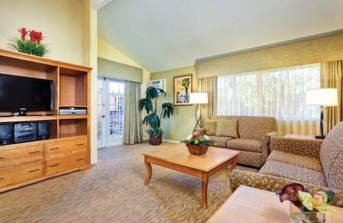 Anaheim Resort Hotel | Wyndham Dolphin's Cove - 2 Bedroom Deluxe