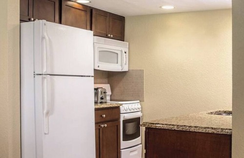 Survey Creek Condo | Wyndham Palm-Aire Resort Studio with Full Kitchen and Family-Friendly Amenities