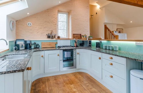 Malmesbury Cottage | Wynyard Mill, Malmesbury - sleeps 6 guests in 3 bedrooms