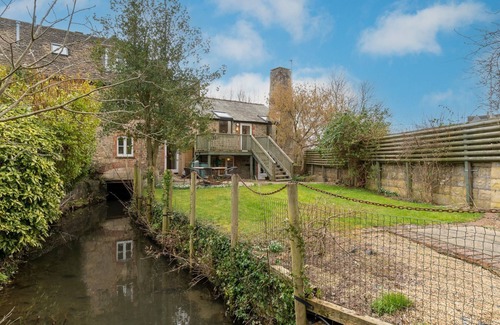 Malmesbury Cottage | Wynyard Mill, Malmesbury - sleeps 6 guests in 3 bedrooms