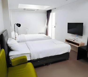 Wang Burapha Phirom Apartment | X Mitr Inn MRT Samyot - ตรอกวิสูตร MRT สามยอด