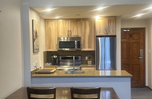 Upper Village Condo | XL Luxury Penthouse. Aspens. Ski-in ski-out. Kitchen 3beds. 3hot tubs. BBQ. Wii.