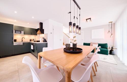 Schafhof House | Xzllenz - 4 Schlafzimmer, Zentral, Parken, U-Bahn, 2 Bäder, 4 Smart-TV, optional Einzelbett